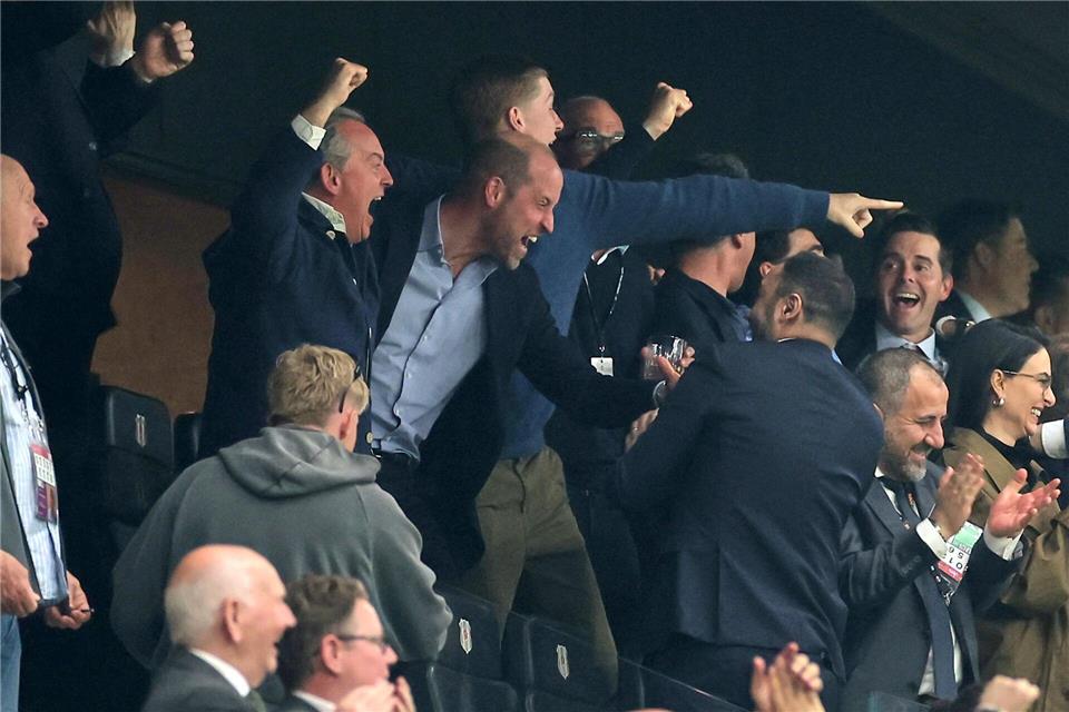 Prinz William fiebert immer wieder im Stadion mit seinem Lieblingsverein Aston Villa mit. (Archivbild)Uncredited/AP/dpa
