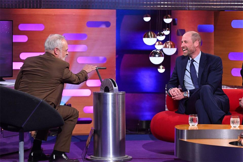 Prinz William (rechts) erzählt Gastgeber Graham Norton (links) von seinen alternativen Berufswünschen. (Handout)Matt Crossick/Press Association/PA Wire/dpa