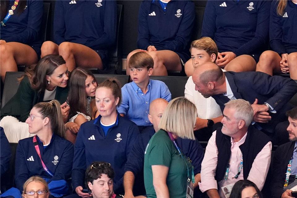 Prinz William (rechts) und Prinzessin Kate (links) kamen mit der ganzen Familie zu den Commonwealth-Spielen. Owen Humphreys/PA Wire/dpa