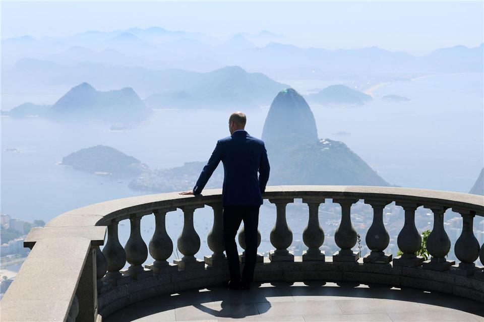 Prinz William schaut von einem Aussichtspunkt an der Christusstatue auf dem Berg Corcovado in Rio de Janeiro auf den Zuckerhut.Chris Jackson/PA Wire/dpa