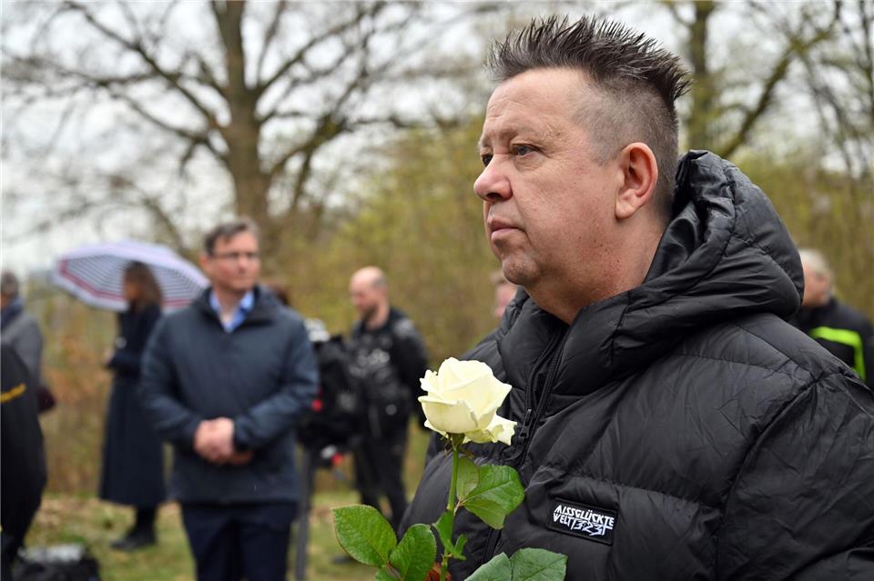 „Prinzen“-Sänger und Autor Sebastian Krumbiegel hielt die Gedenkrede zur Erinnerung an die Befreiung des KZ Mittelbau-Dora vor 81 Jahren.Martin Schutt/dpa