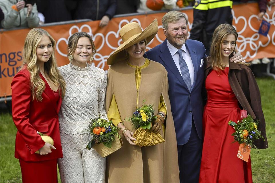 Prinzessin Amalia, Prinzessin Ariane, Königin Máxima, König Willem-Alexander und Prinzessin Alexia (von links) posieren bei den Feierlichkeiten zum Königstag für ein Foto. Jilmer Postma/ANP/dpa