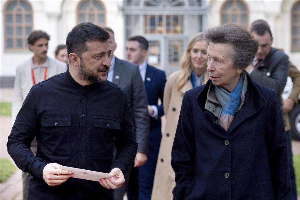Prinzessin Anne überreichte dem ukrainischen Präsidenten Wolodymyr Selenskyj einen Brief mit Emblem des Königshauses.Thomas Peter/PA Wire/dpa