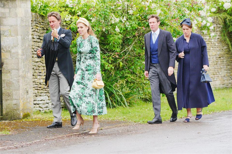 Prinzessin Beatrice und Prinzessin Eugenie reisten nach Kemble.Ben Birchall/PA Wire/dpa