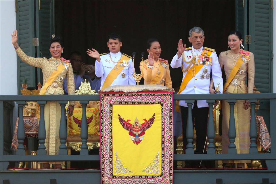 Prinzessin Bha (3. v.l.) soll zu den engsten Vertrauten des Monarchen gehört haben. (Archivbild)Sakchai Lalit/AP/dpa