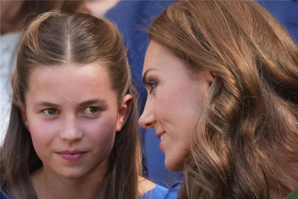Prinzessin Kate und ihre Tochter Charlotte schauten sich in der Royal Box das Männer-Finale zwischen Jannik Sinner und Alexander Zverev an.Dave Shopland/Invision/AP/dpa
