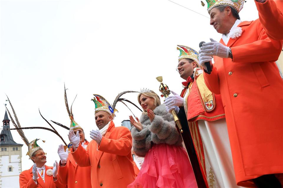 Prinzessionen schmücken sich oft mit Kronen. (Archivbild)Karl-Josef Hildenbrand/dpa