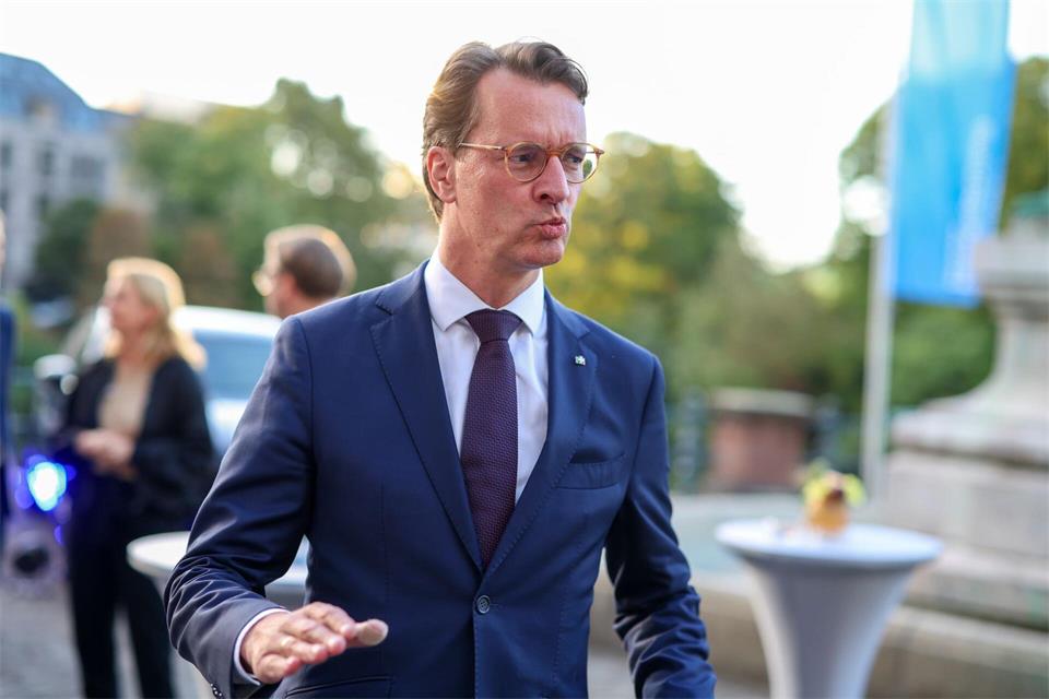 Privat kann NRW-Ministerpräsident Hendrik Wüst den Ball auch mal flach halten. Christoph Reichwein/dpa