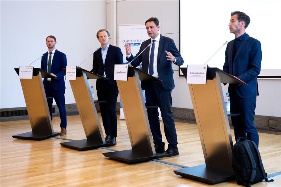 Privatanleger sollen im Internet vorsichtig sein, warnt Bayerns Justizminister Georg Eisenreich. Sven Hoppe/dpa
