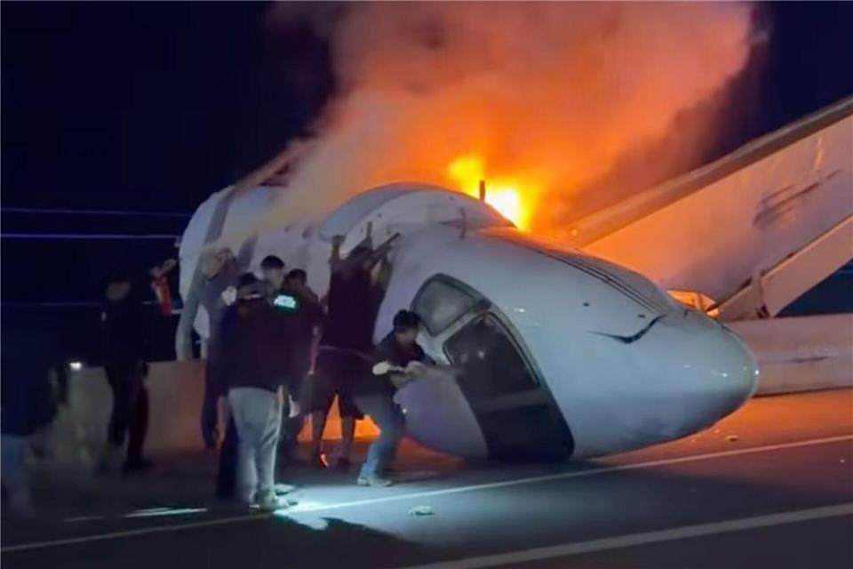 Private Aufnahmen dokumentieren das Drama: Ersthelfer eilen den Insassen der brennenden Absturzmaschine zu Hilfe. Zayra Garza/Zayra Garza/AP/dpa