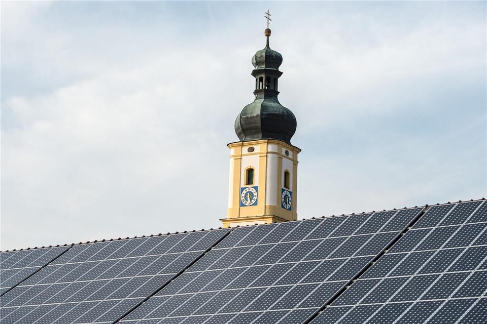 Private Hausbesitzer investierten über Jahre kräftig in die Solarenergie. Doch die Nachfrage ist mittlerweile gesunken, und würde laut Bundesverband BSW Solar bei einer Streichung der Förderung weiter sinken. (Symbolbild)Armin Weigel/dpa
