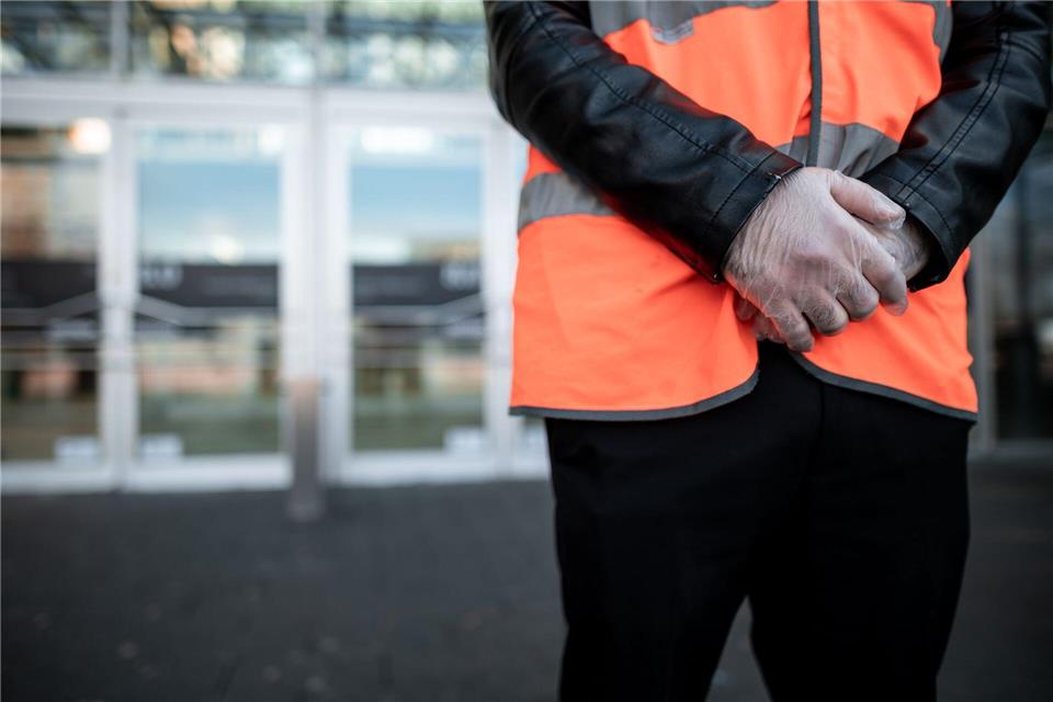 Private Sicherheitsdienste sind bei Thüringer Kommunen unverzichtbar geworden. (Symbolbild)Fabian Strauch/dpa