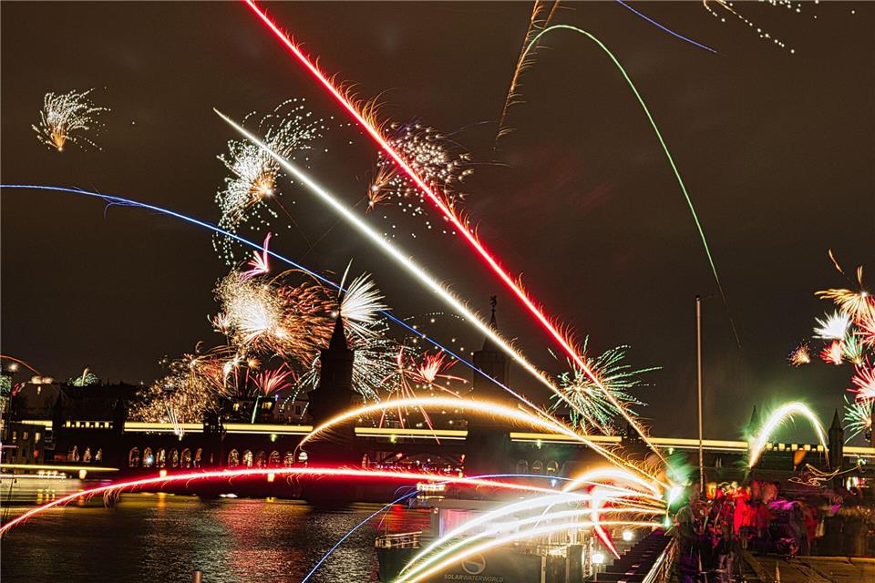 Privates Feuerwerk ist ab 18 Uhr erlaubt. (Archivbild)Paul Zinken/dpa
