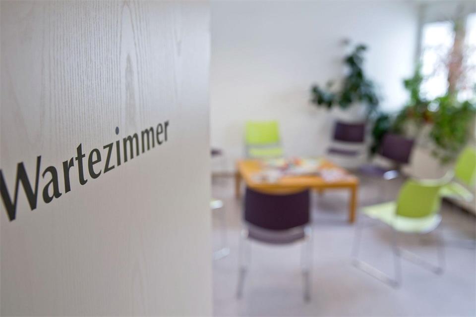 Privatpatienten bekommen in aller Regel schneller Arzttermine als gesetzlich versicherte Patienten. (Symbolbild)Daniel Karmann/dpa