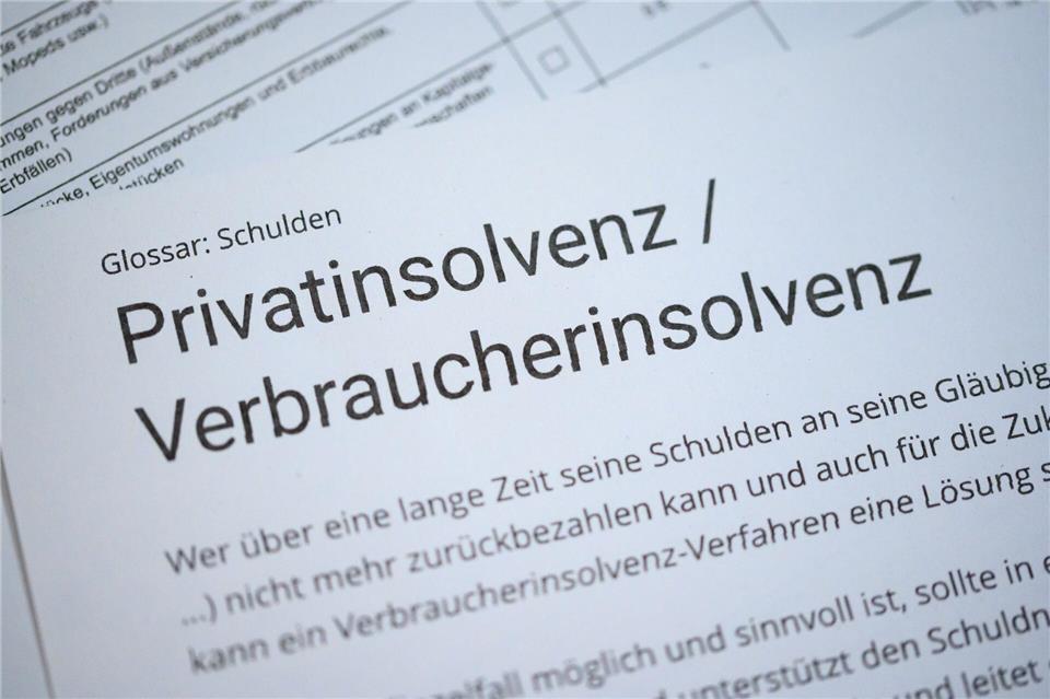 Privatpersonen könnten einen Antrag auf Verbraucherinsolvenz stellen, um ihre Schulden zu ordnen.Jonas Walzberg/dpa