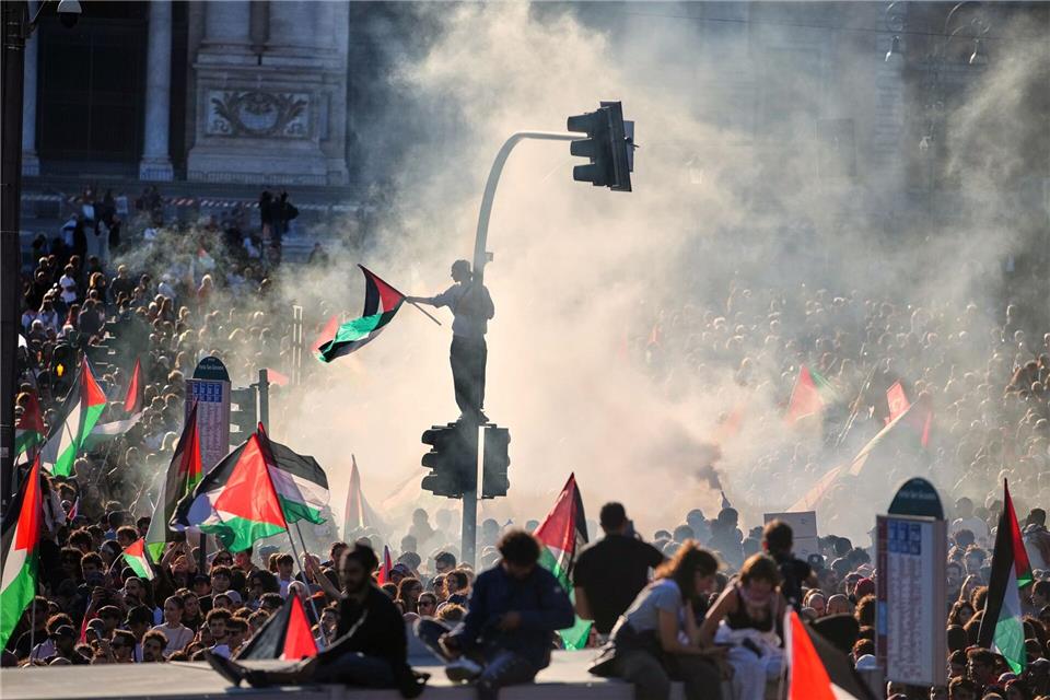Pro-palästinensische Demonstranten versammeln sich auf dem San-Giovanni-Platz in Rom.Alessandra Tarantino/AP/dpa