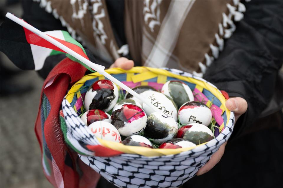 Pro-palästinensische Demonstrationen kamen ebenfalls zur Friedensdemo.Christophe Gateau/dpa