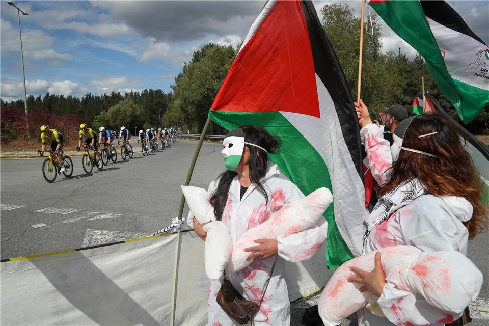 „Nicht zu brechen“: Israels Sportler und der Protest Pro-palästinensischer Protest bei der Vuelta.Carlos Castro/EUROPA PRESS/dpa