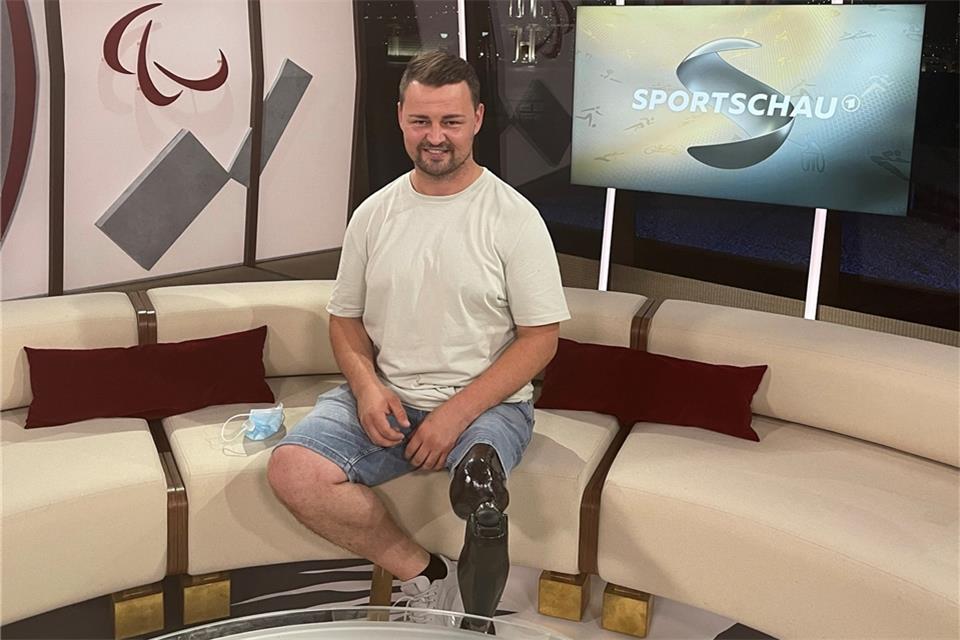 Probesitzen im Sportschau-Studio in Tokio: Von dort berichtete Popow im Sommer 2021 als Fachmann.