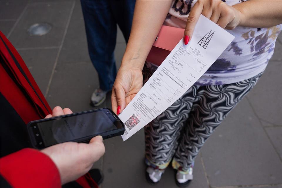 Probleme gab es kurz beim Scannen der Tickets.Rolf Vennenbernd/dpa