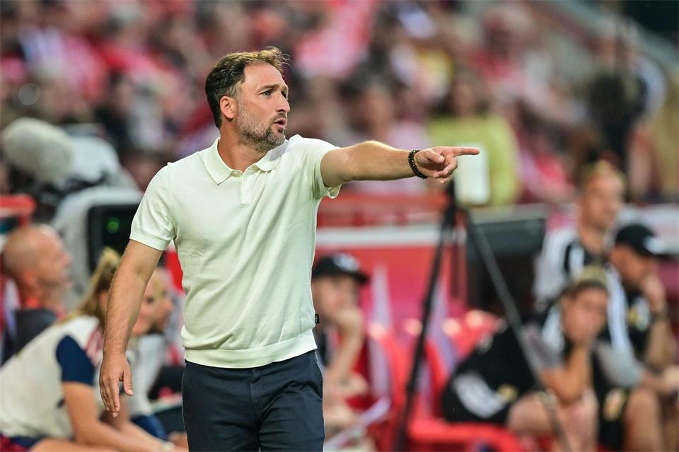 Probleme im Pokal: Trainer José Barcala und die Bayern-Frauen. (Archivbild) Sebastian Christoph Gollnow/dpa