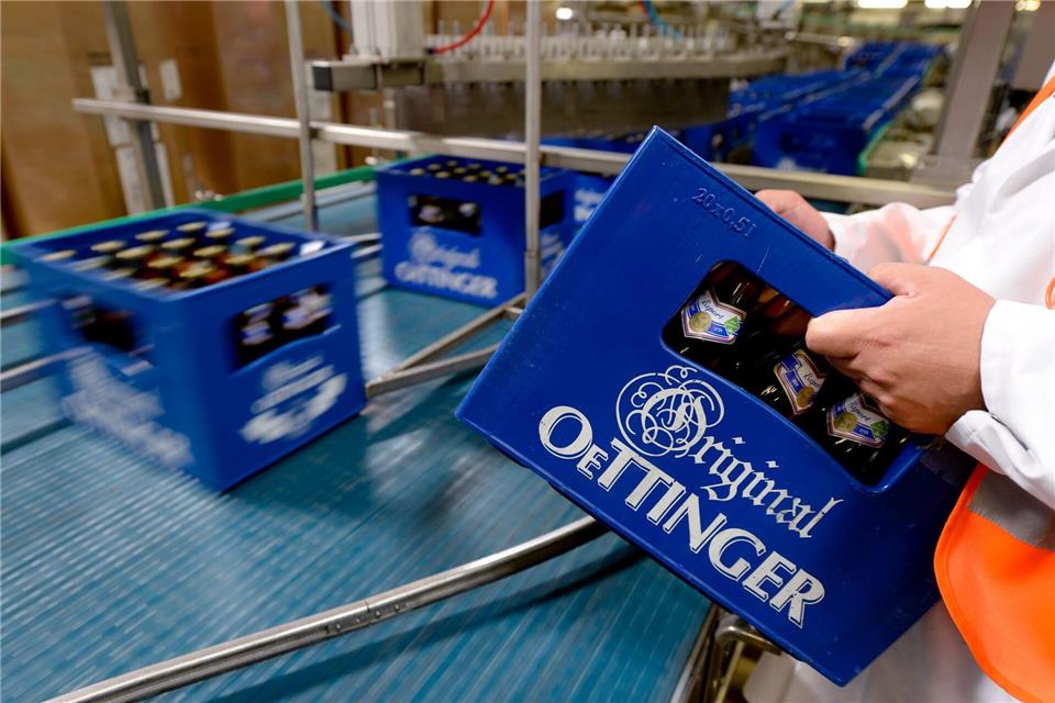 Produktion in der Oettinger Brauerei in Braunschweig. Derzeit ruht die Produktion wegen eines Warnstreiks. (Archivbild)Peter Steffen/dpa