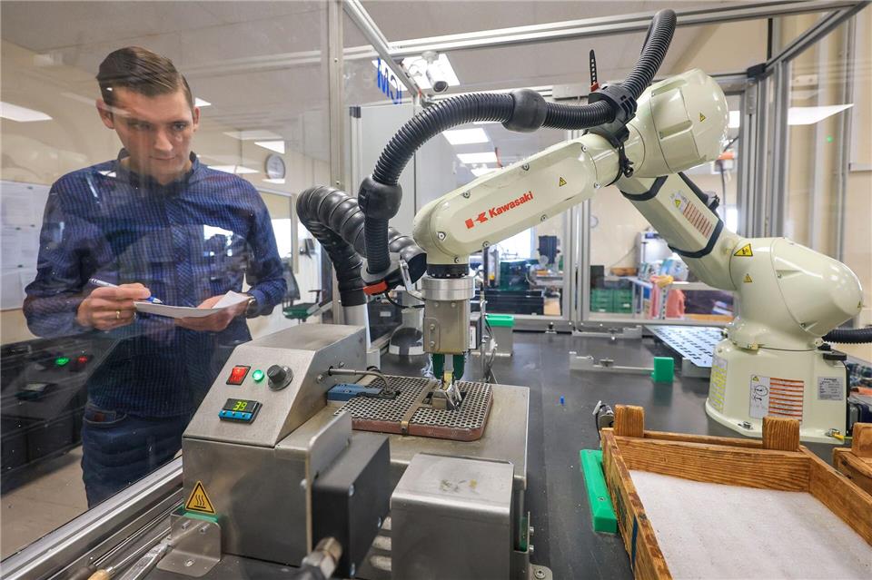 Produktionsleiter Ulrich Morawietz überwacht den Verzinn-Roboter bei Arnold Electronic in Lichtenau. Entwickelt hat das Familienunternehmen die Anlage zusammen mit dem Institut Chemnitzer Maschinen- und Anlagenbau ICM. Jan Woitas/dpa