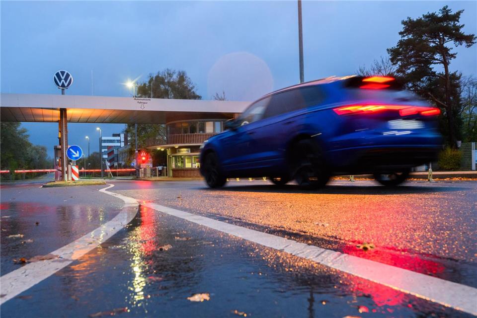 Chipmangel, Zölle, Porsche: VW kämpft mit vielen Baustellen  Produktionsstopps wegen fehlender Halbleiter konnte VW bisher vermeiden.Julian Stratenschulte/dpa