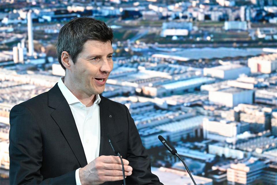 Produktionsvorstand Michael Schiebe: „Klares Ziel, alle Deutschen Standorte zu erhalten.“ (Archivbild)Bernd Weißbrod/dpa