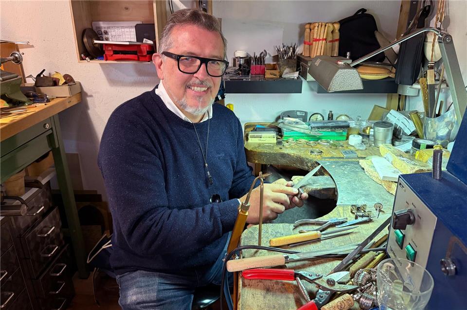 Produziert ein Dutzend Uhren im Jahr in Handarbeit: der Uhrmacher Cédric Johner.Verena Wolff/dpa-tmn