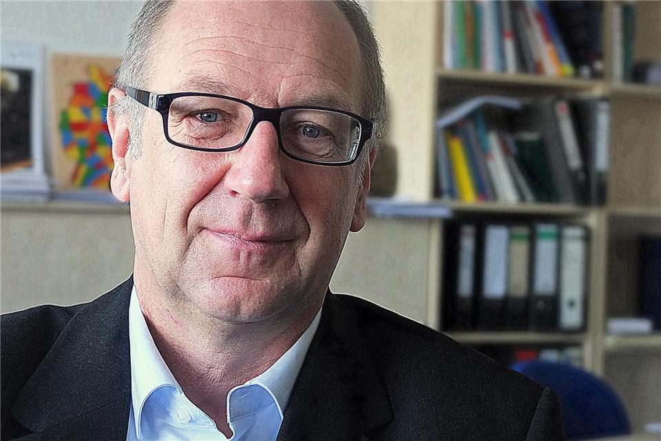 Prof. Dr. Norbert Kersting ist an der Universität Münster Professor für Vergleichende Politikwissenschaft, Schwerpunkt: Kommunal- und Regionalpolitik.