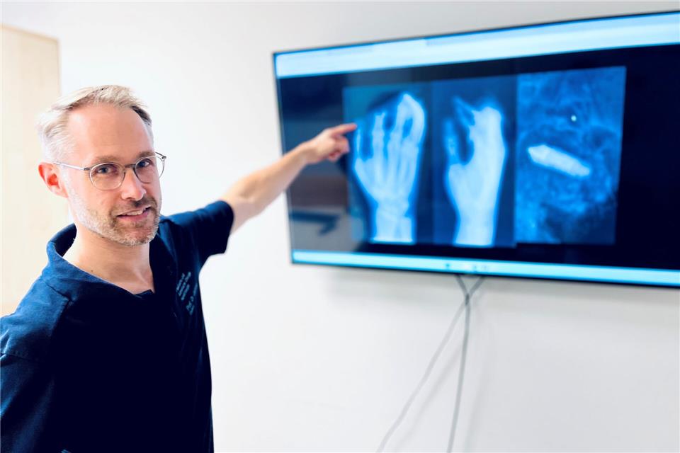Prof. Dr. Patrick Jaminet vor Röntgenbildern: Die Teilnahme am Schwerstverletztenartenverfahren ist für ihn und sein Team ein medizinischer Meilenstein.