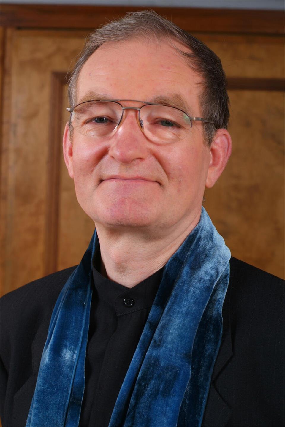 Cellisten gehen auf musikalische Reise von Barock bis heute Prof. Dr. Rolf-Dieter Arens ist ehemaliger Rektor der Hochschule für Musik Franz Liszt Weimar und Träger zahlreicher Auszeichnungen.