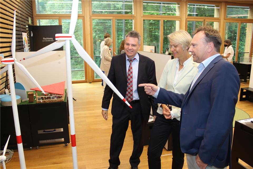 Professor Dr. Achim Schröder (Westenergie, einer der Sponsoren), Regierungspräsidentin Dorothee Feller und Landrat Dr. Kai Zwicker (v. l.) in der Ausstellung.Rentel