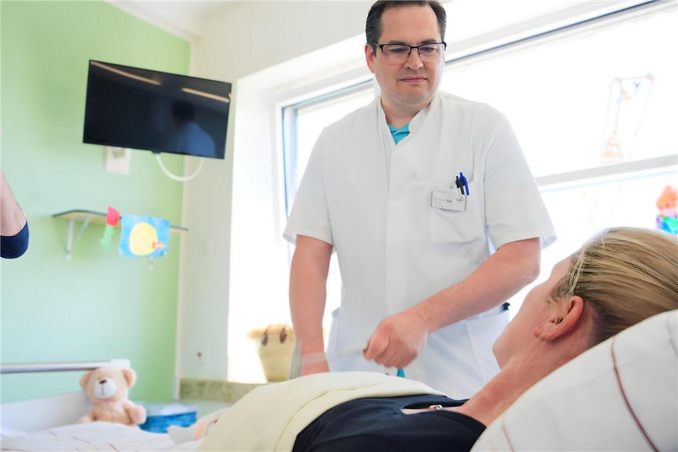 Professor Dr. Rudolf Kley bei einer Visite auf der Stroke Unit.