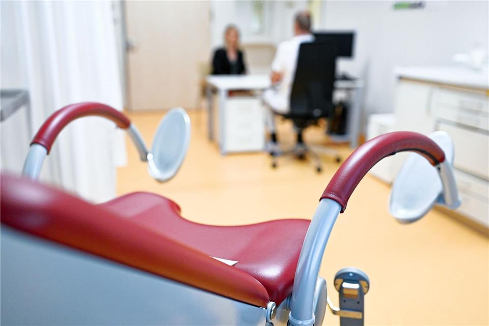 Professor Strowitzki geht davon aus, dass rund die Hälfte der Frauen im entsprechenden Alter unter Wechseljahr-Beschwerden leiden. Uwe Anspach/dpa