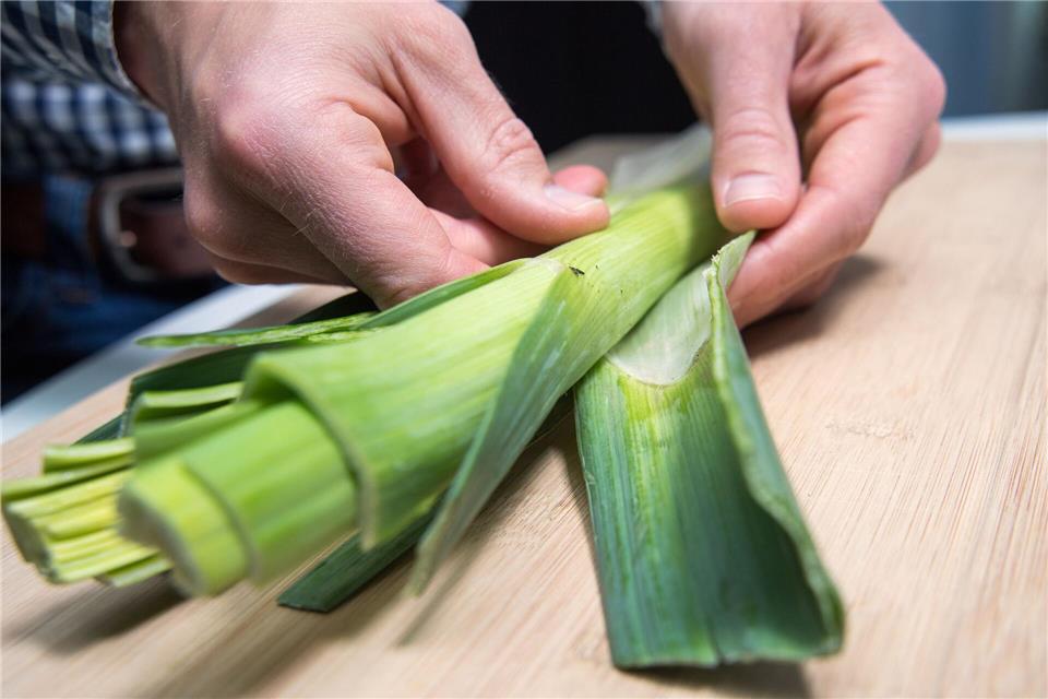 Profi-Tipp: Nachdem die äußeren Blätter entfernt wurden, schneidet man die Lauchstangen längs ein und reinigt sie unter fließendem Wasser.Andrea Warnecke/dpa-tmn