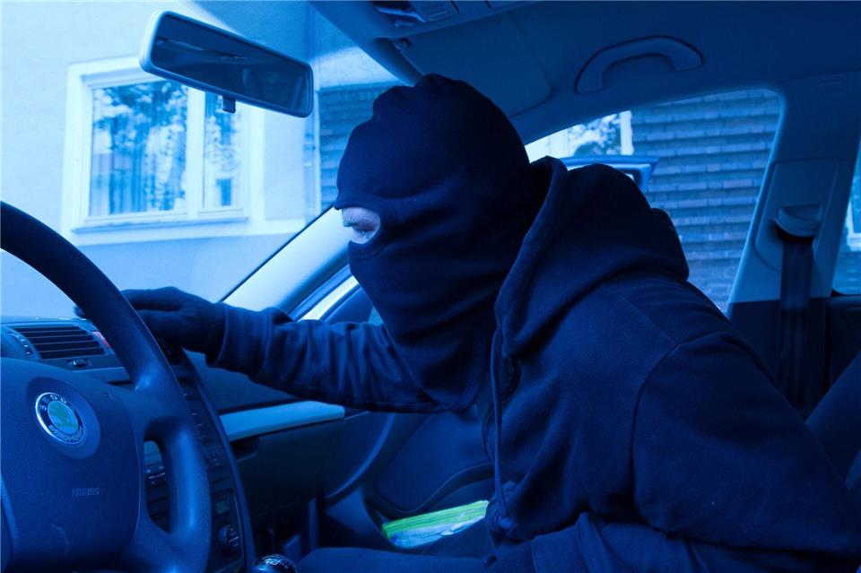 Profi am Werk: So deutlich dürfte man es in der Regel nicht mitbekommen, wenn jemand ein Auto klaut. Doch Ehrlichkeit wird auch vom geschädigten Besitzer erwartet.picture alliance / dpa-tmn