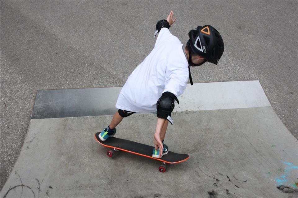 Profis unterrichten junge Skater bei einem Workshop, organisiert vom Jugendwerk Raesfeld. 