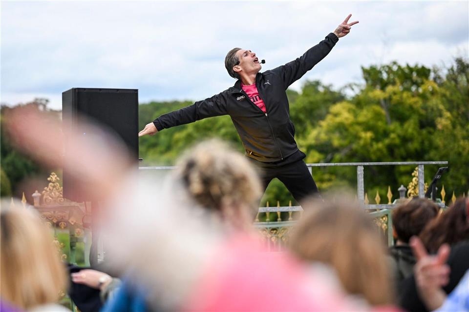 Profitänzer Christian Polanc trat bei der Schlössernacht im Park Sanssouci auf.Jens Kalaene/dpa