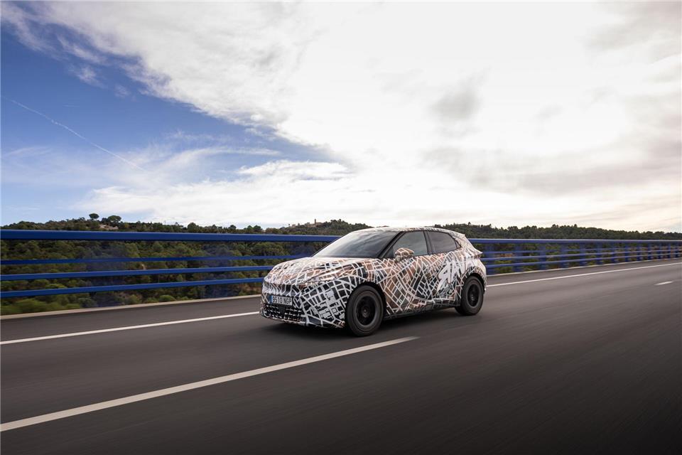 Progressive Optik? Der Cupra Raval war zum Testzeitpunkt noch mit prototypenmäßiger Tarnfolie unterwegs.Cupra/dpa-tmn