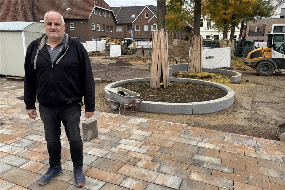 Sanierung des Ramsdorfer Ortskerns kommt voran Projektkoordinator Andreas Klemmer steht auf dem Bereich des Burgplatzes, der inzwischen gepflastert worden ist.