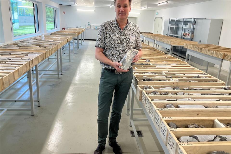 Projektleiter Ingo Schäfer präsentiert Bohrkerne der Krefelder Foschungsbohrung. Volker Danisch/dpa