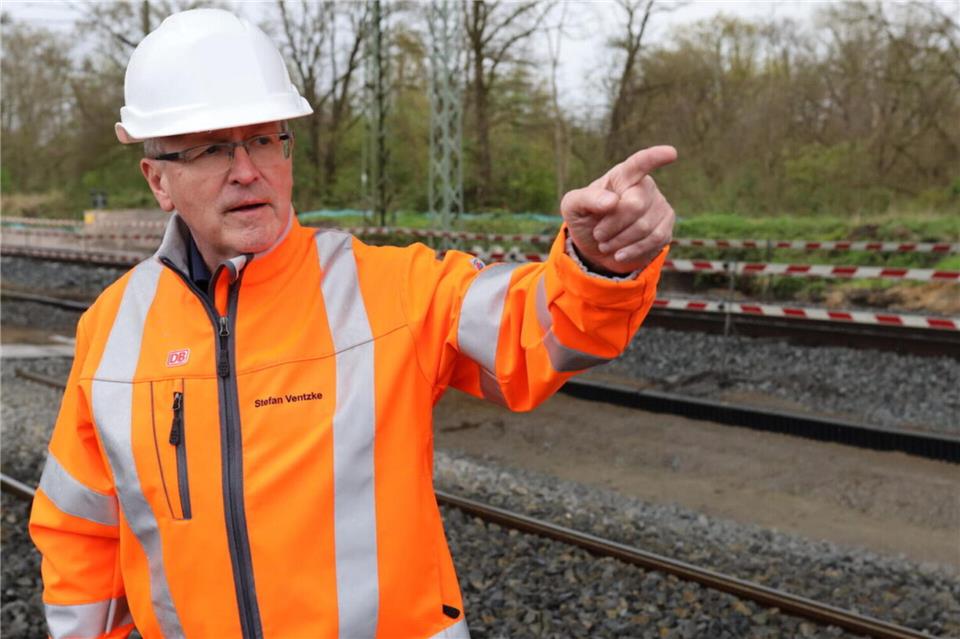 Projektleiter Stefan Ventzke erläutert auf der Baustelle in Voerde-Friedrichsfeld die nächsten Schritte beim Ausbau der Betuwe-Linie.