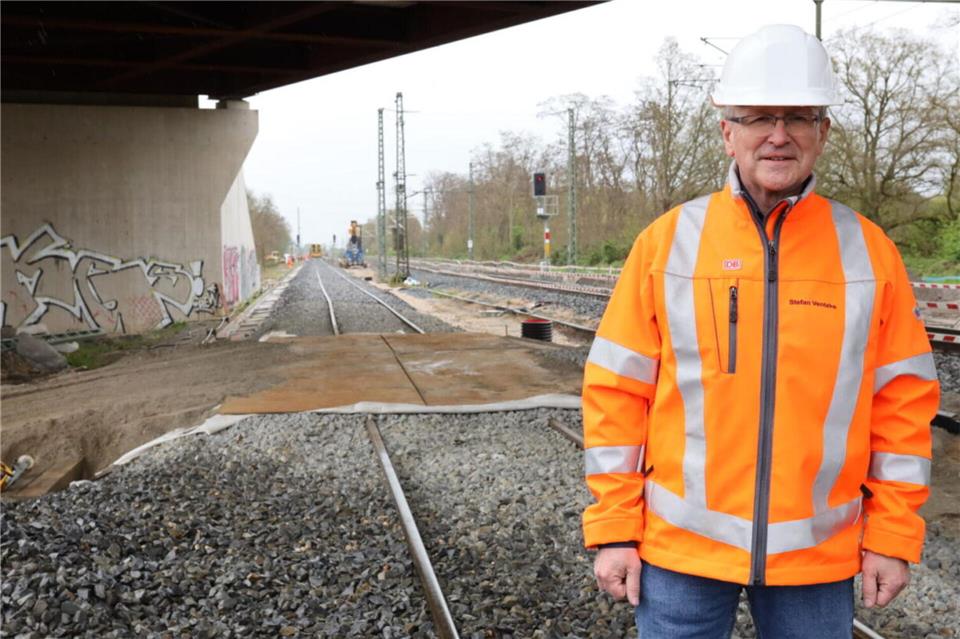Projektleiter Stefan Ventzke (hier im April auf der Baustelle in Voerde-Friedrichsfeld) ist für den Ausbau der Betuwe-Linie zuständig.