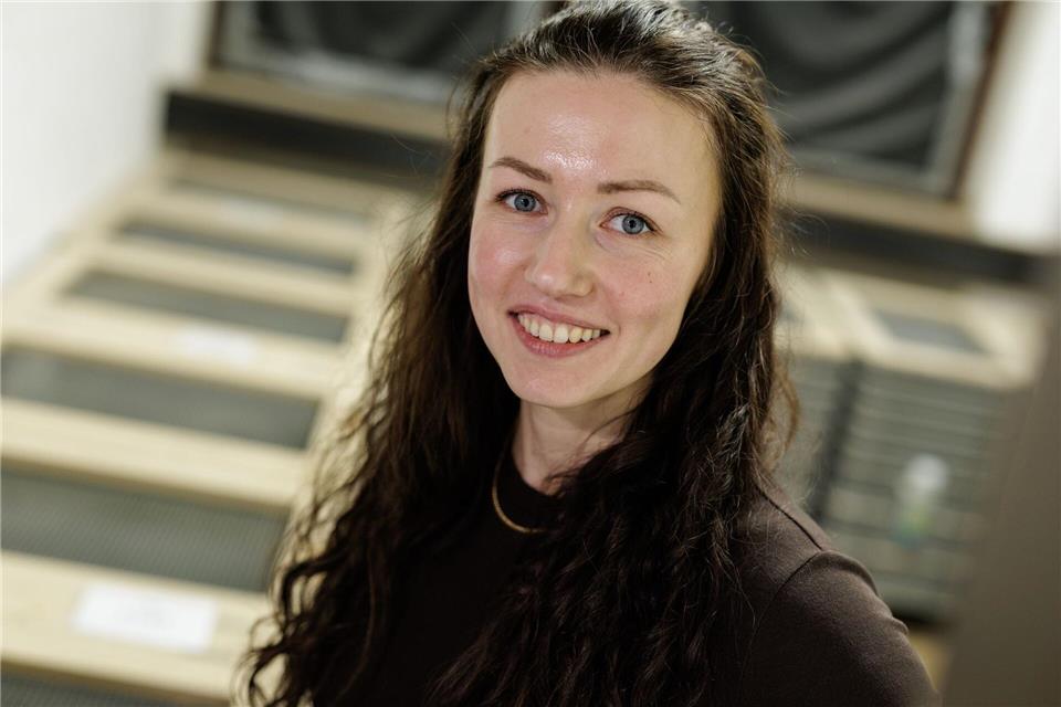 Projektleiterin Anika Hirz sucht die Tiere für die Verpaarung aus. David Ebener/dpa