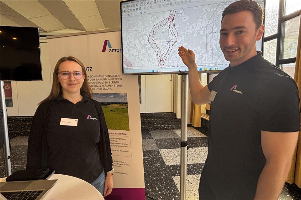 Projektleiterin Patricia Fregin und Projektsprecher Linus Dahm zeigen die beiden Varianten der Windader West für Heiden.