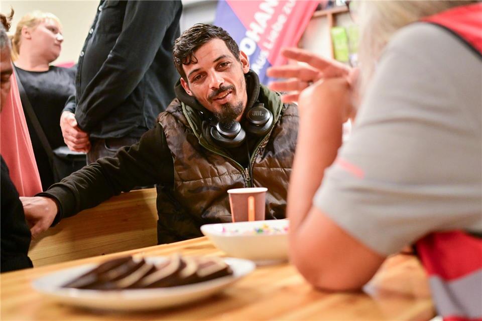 Projektleiterin Stefanie Dunkel-Janßen unterhält sich im „Nachthafen“ am Kottbusser Tor mit Besucher Ahmed. Sebastian Christoph Gollnow/dpa