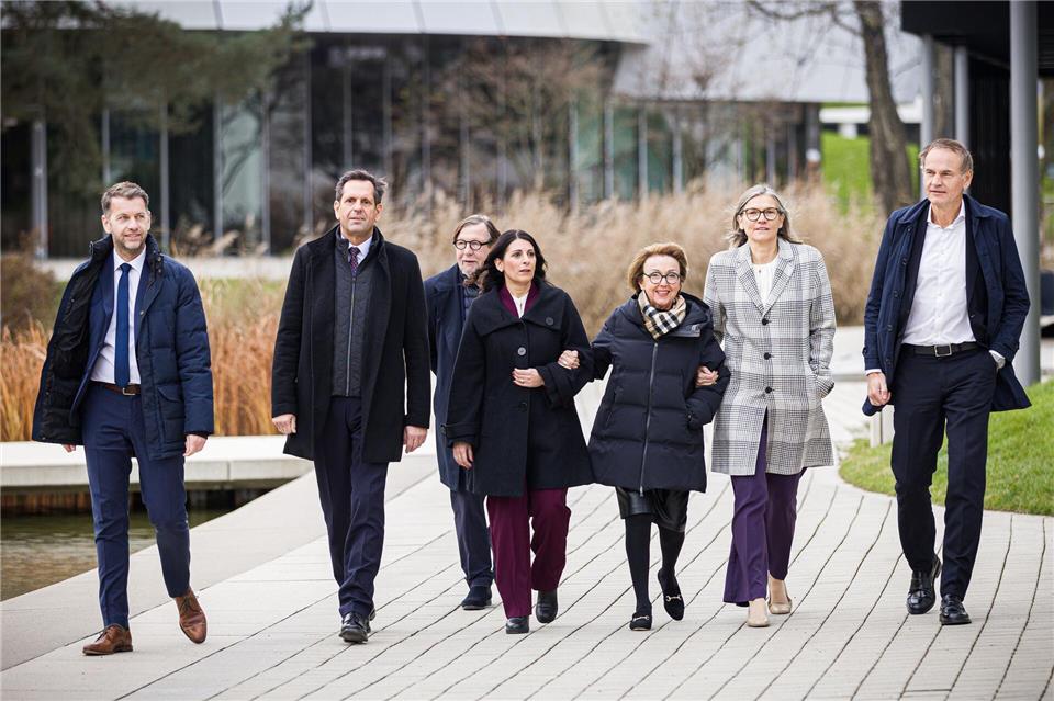 Prominente Gäste auf dem Weg zum Festakt (v.r.n.l.): VW-Konzernchef Oliver Blume, IG-Metall-Vorsietzende Christiane Benner,  Eva Umlauf (Präsidentin des Internationalen Auschwitz Komitees), Konzernbetriebsratsvorsitzende Daniela Cavallo, Christoph Heubner (Exekutiv-Vizepräsident des Internationalen Auschwitz Komitees), Ministerpräsident Olaf Lies (SPD), Wolfsburgs Oberbürgermeister Dennis Weilmann (CDU). Moritz Frankenberg/dpa