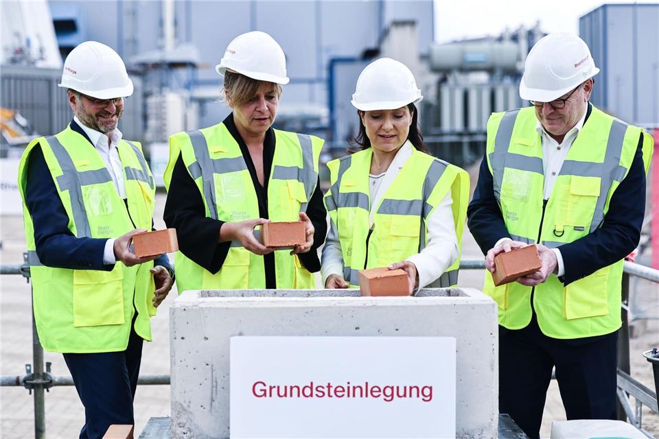 Prominenz bei der Grundsteinlegung: Rheinenergie-Chef Andreas Feicht, NRW-Wirtschaftsministerin Mona Neubaur (Grüne), Bundeswirtschaftsministerin Katherina Reiche (CDU) und Kölns Oberbürgermeister Torsten Burmester (SPD). Oliver Berg/dpa